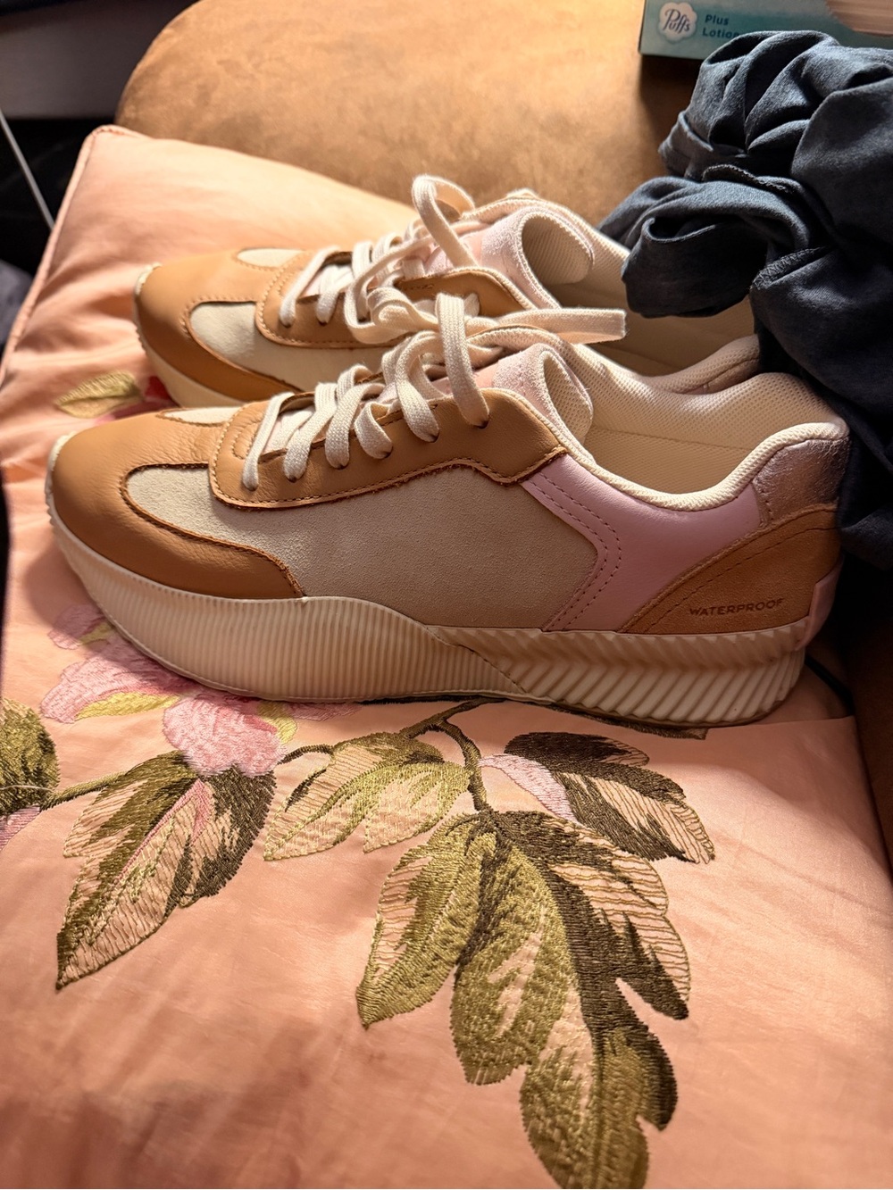 Sorel Excellent condition : Women’s Ona Sneakers in Tan and Pink size 9
